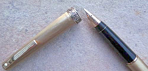 Lady Sheaffer 630 - Made in USA. Brushed golden colour lacquered finish, gold plated Florentine band and clip, fitted with a 14ct gold TRIUMPH BROAD/MEDIUM RECESSED NIB. NOS, NEVER INKED. 